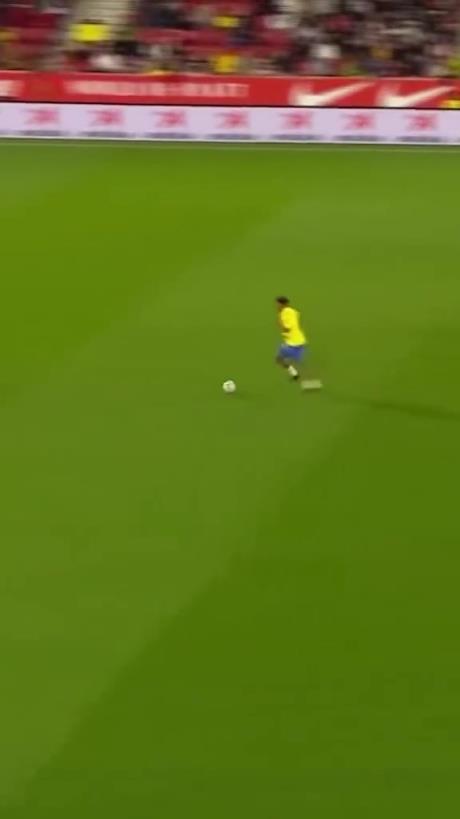 45歲還開掛！小羅再現牛尾巴過人，微笑單挑門將輕松打進